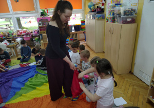 Dzieci otrzymują od prowadzących kolorowe gniotki i dyplomy.