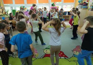 Zabawa Lustro- dzieci naśladują ruchy prowadzącej.