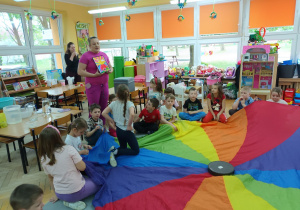 Pani Anna pyta dzieci dlaczego większość z nich wybrała tego samego kota na tablecie