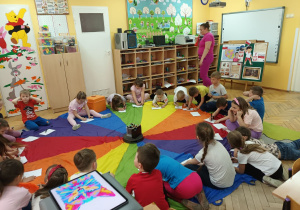 Dzieci rysując rodzinę rozpraszają się pod wpływem głośnych dźwięków (klaksonu, dzwonków, muzyki).