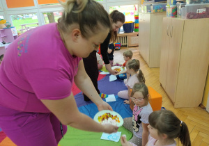 Wszystkie dzieci częstują się słodkimi żelkami ofiarowanymi przez Panią Patrycję i Panią Annę (chętnie częstują się kolejny raz).