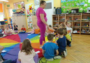 Tylko nieliczna liczba dzieci częstuje się marchewką.