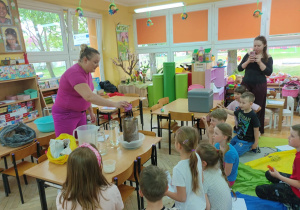 Pani Anna pokazuje dzieciom jak działa mózg gdy cały czas korzysta z tabletu ( nic więcej nie przyjmuje)