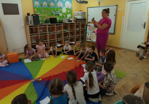 Pani Anna pokazuje dzieciom gniotka - obrazującego nasz mózg.