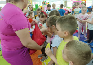 Dzieci otrzymują od prowadzących kolorowe gniotki i dyplomy.