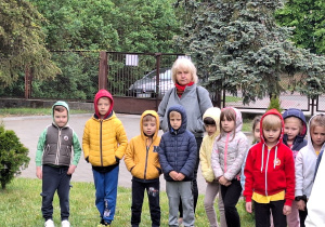 Uczestnicy spartakiady słuchają objaśnień poszczególnych konkurencji.