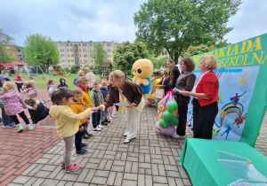 Pani Dyrektor Przedszkola nr 6 im. Słoneczko dziękuje dzieciom za sportową postawę i rozdaje dyplomy.