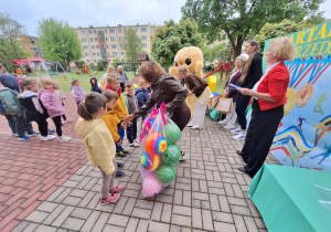 Burmistrz Łasku - Monika Mrowińska gratuluje małym sportowcom.