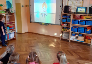 Dzieci oglądają bajkę z serii Wędrówki Pyzy pt. Toruńskie pierniki.
