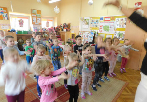 Dzieci ćwiczą układ choreograficzny do muzyki.