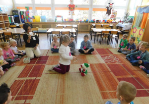 Dzieci wygrywają dźwięki dla bałwanka na trójkącie.