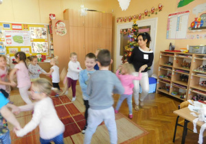 Dzieci tańczą w parach podczas zabawy odprężającej na zakończenie zajęć.