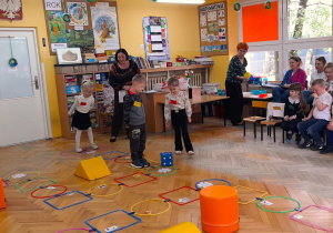 Dzieci stoją na polach podczas gry matematycznej.