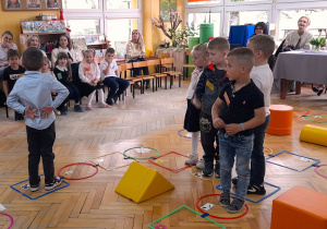 Przedszkolaki grają w grę.