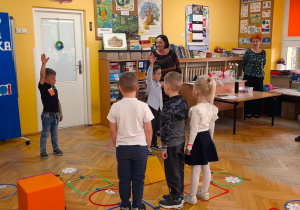 Dzieci grają w grę matematyczną.