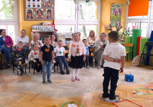 Nikodem i Lenka wykonują ruch do piosenki.