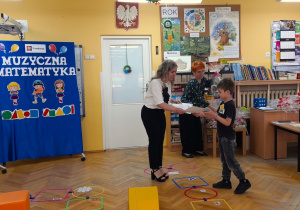 Pani Dyrektor wręcza nagrodę za udział w konkursie.