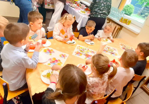 Po zakończonym konkursie dzieci kosztują poczęstunek.