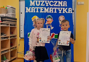 Reprezentanci z naszego przedszkola pozują do zdjęcia.