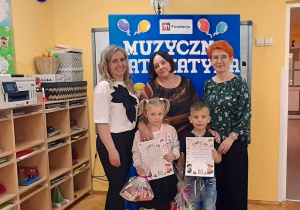 Prowadzące konkursu i pani Dyrektor pozują do zdjęcia z uczestnikami z naszego przedszkola.