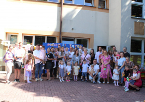 Rodzice wraz z dziećmi z grupy "Biedronek" pozują do wspólnego zdjęcia