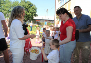Pani Dyrektor częstuje Nikosia i jego mamę cukierkami