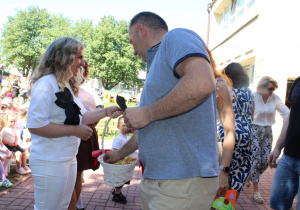 Pani Dyrektor częstuje tatę Kai cukierkami