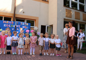 Dzieci z grupy "Biedronek" śpiewają piosenką z pokazywaniem