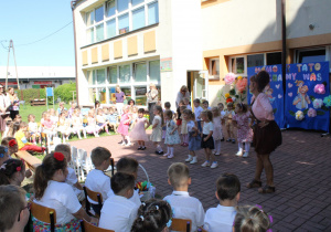 Dzieci z grupy "Biedronek" kręcą biodrami w tańcu "Młynek"