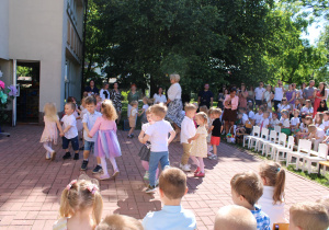 Dzieci z grupy "Biedronek" w parach tańczą "Siedmiokroczek"