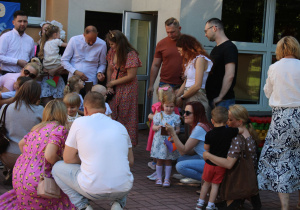 Rodzice z grupy "Biedronek" przytulają swoje pociechy