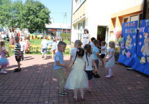 Dzieci wykonują kolejne figury tańca „Grozik”.
