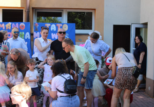 Dzieci składają życzenia rodzicom i wręczają laurki.