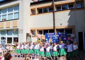 Przedszkolaki kołyszą się do rytmu muzyki.