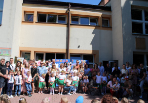 Wspólne zdjęcie dzieci i rodziców z grupy Krasnoludków.