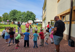 Pani Kamilka wita przybyłych rodziców i dziadków