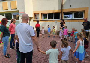 Pani Kamilka recytuje wierszyk o biedronce
