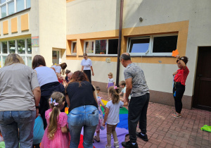 Zabawa z chustą animacyjną "Kwiaty i motyle"