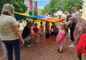 Dzieci chowają się pod chustą animacyjną