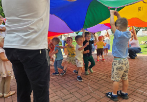 Dzieci chowają się pod chustą animacyjną