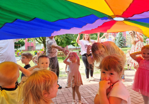 Dzieciom naelektryzowały się włosy pod chustą animacyjną