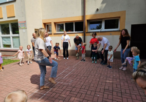 Mama Nikosia demonstruje ruchy podczas zabawy "Ojciec Wirgiliusz"