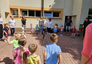 Łucja wymyśla podczas zabawy "Ojciec Wirgiliusz"
