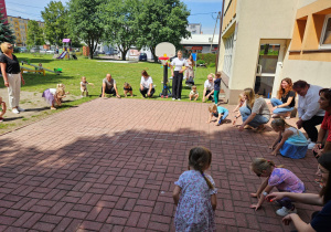Uczestnicy przewracają się podczas zabawy "Balonik"
