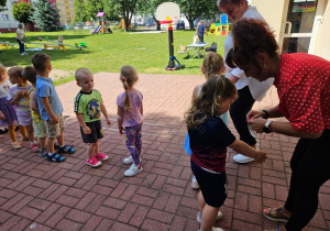 Pani Kamilka wręcza Kai naklejkę biedronki