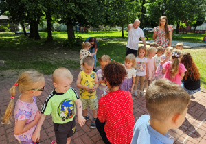 Pani Kamilka wręcza dzieciom naklejki biedronki