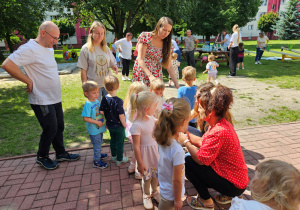 Pani Kamilka rozdaje dzieciom naklejki biedronki