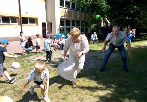 Franek gra z dziadkami w piłkę.