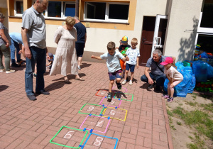 Krasnoludki bawią się w grę w „ Klasy”.