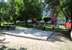 Misiaczki szukają ukrytych "skarbów" w ogrodzie przedszkolnym.